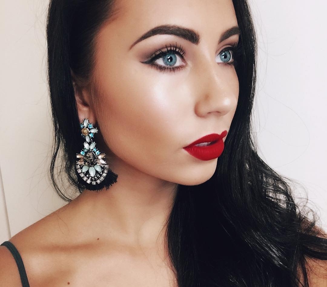 Александра привлекальеная девушка из Харцызска цена от 3000 руб